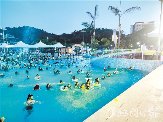 江門兒童公園水樂園試營業(yè)，造浪池游客眾多，上演水上狂歡。