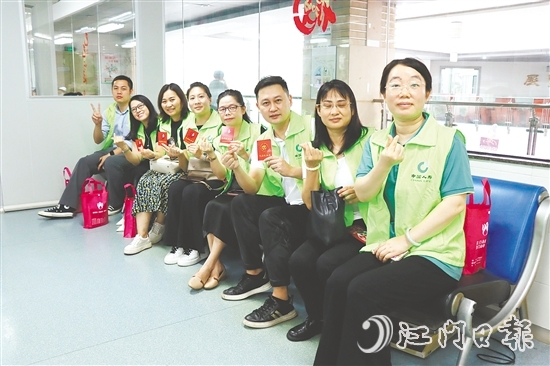 中國人壽江門分公司的保險從業(yè)人員組團參加獻血活動。