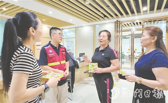 蓬江區(qū)迅速組織協(xié)調各鎮(zhèn)（街）、村（社區(qū)）力量，把捐贈物資投放到全區(qū)防控一線。圖為居民在天福社區(qū)領取防蚊產(chǎn)品。