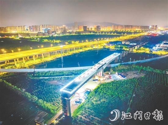 昨日凌晨，珠肇高鐵跨南車路特大橋T構橋順利完成轉體作業(yè)。