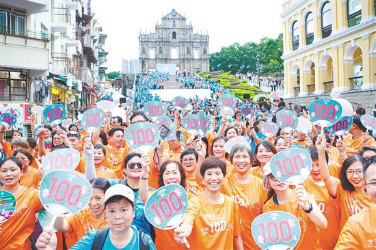 8月1日，第十五屆全國(guó)運(yùn)動(dòng)會(huì)迎來(lái)倒計(jì)時(shí)100天。當(dāng)天，澳門群眾參加慶?；顒?dòng)。新華社發(fā)