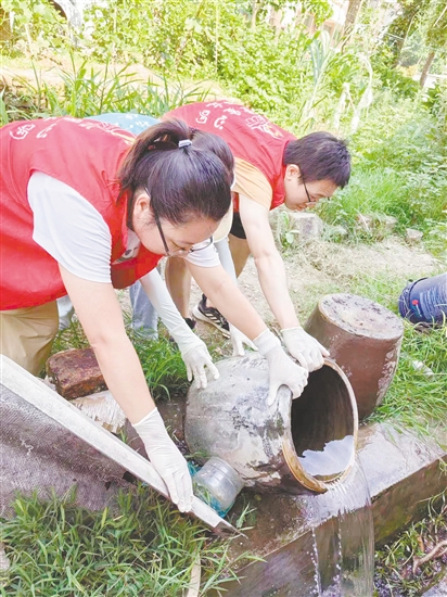 工作人員清除蚊子孳生地。