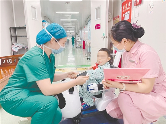 手術(shù)前，醫(yī)護人員確認男童情況。