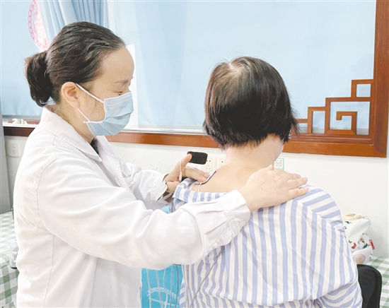“中醫(yī)特色療法中心”為患者提供“一站式”傳統(tǒng)療法服務(wù)。