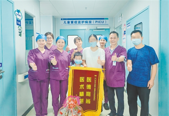 溺水男童和家人為醫(yī)護(hù)人員送錦旗。