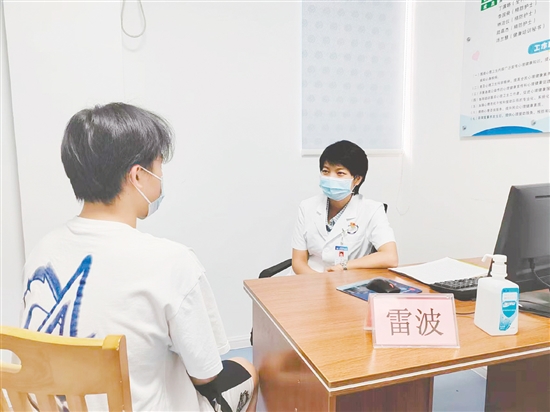 心理醫(yī)生幫助來訪者緩解焦慮。