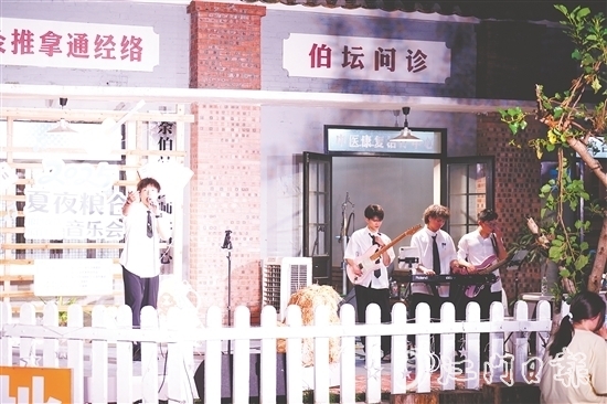 改造后的禮樂舊糧倉成為文化創(chuàng)意新地標(biāo)，在此舉辦的夏夜音樂會勾起眾多市民回憶。