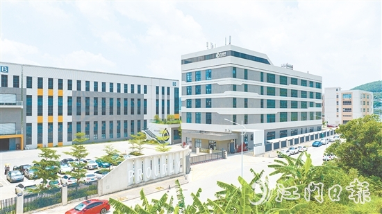 以灰、白為主色調(diào)的廠房上點(diǎn)綴著亮眼的橙色，寶德利工廠的建筑風(fēng)格簡約且獨(dú)特。