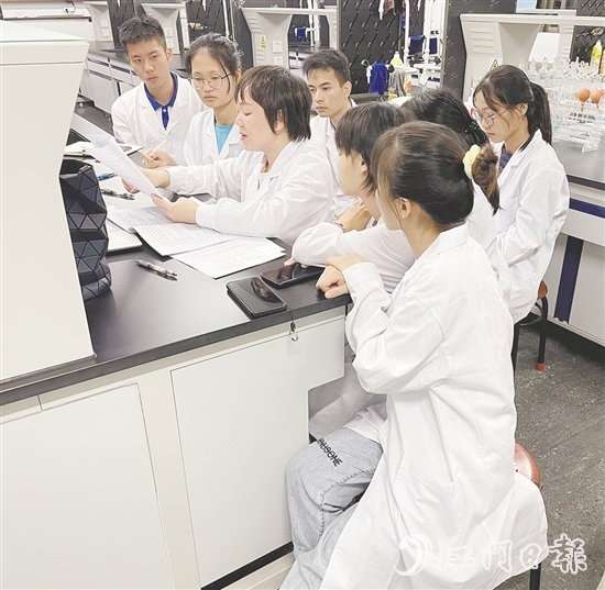李葉青正在指導學生。