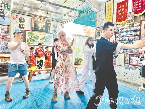 外國(guó)青年博主認(rèn)真學(xué)習(xí)各種招式，體驗(yàn)詠春拳的魅力。梁詩(shī)雅
