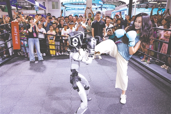 8月8日，宇樹科技人形機器人在2025世界機器人大會上進行格斗表演。新華社發(fā)