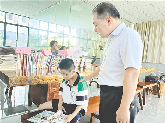 為解員工后顧之憂(yōu)，董事長(zhǎng)楊志堅(jiān)當(dāng)起了“保姆”，為孩子們提供一個(gè)安全、舒適的托管環(huán)境。