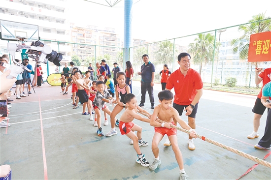 一群“萌娃”為參賽隊伍加油后，還興致勃勃地在現(xiàn)場玩起了拔河比賽。