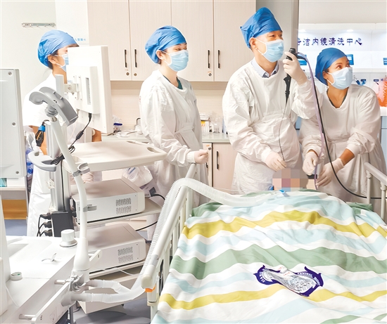 醫(yī)生為患者施行手術。