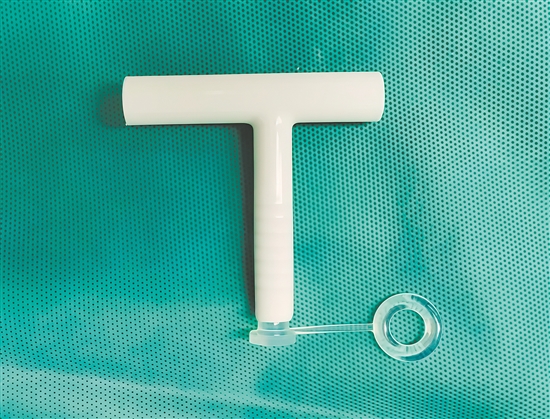 本次手術用的T形管，材質柔軟。