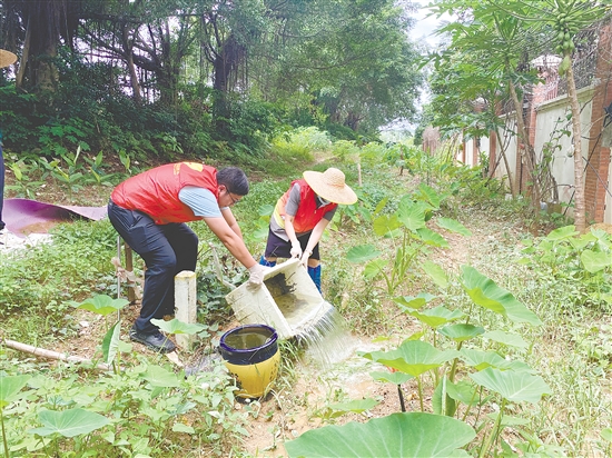 工作人員清空容器中的積水。