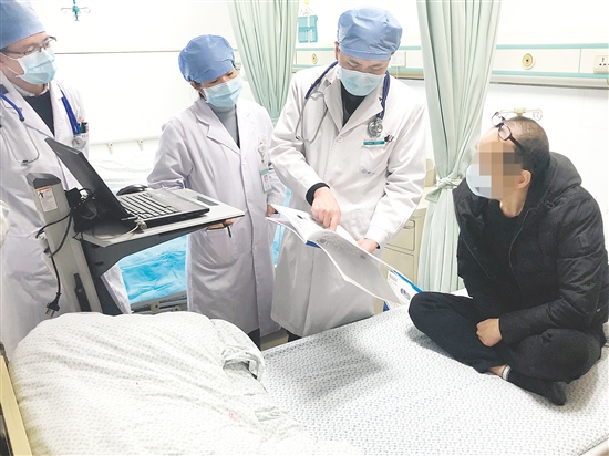 醫(yī)生向患者解釋病情。