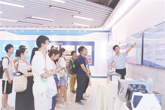 香港青年在珠西先進(jìn)產(chǎn)業(yè)優(yōu)秀人才創(chuàng)業(yè)創(chuàng)新園參觀，近距離感受江門創(chuàng)新創(chuàng)業(yè)強(qiáng)勁脈搏。