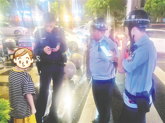 民警幫助走失小孩找尋家人。