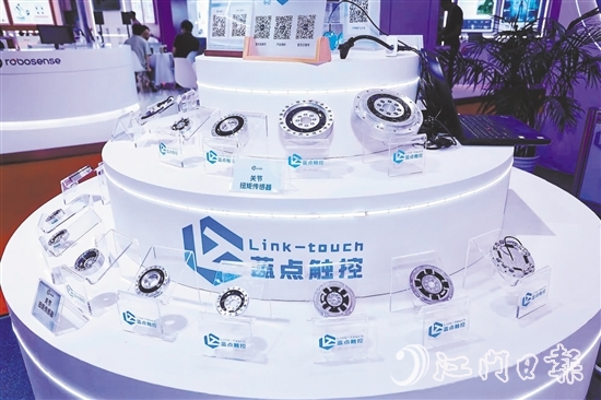 藍(lán)點觸控的六維力傳感器。企業(yè)供圖