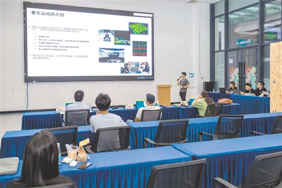 參賽企業(yè)項目在進(jìn)行7分鐘路演展示。