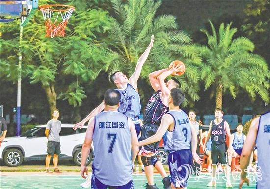 球員們在籃球場上揮灑汗水。