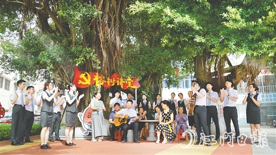 農(nóng)行員工與當(dāng)?shù)鼐用裥倪B心、手牽手。