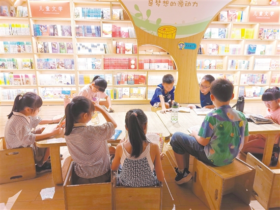 在渡·書店（奧園廣場店），孩子們暢游書海，共同奔赴南國書香節(jié)的“盛夏書約”。