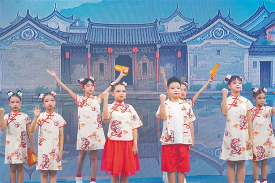 在開幕式上，原創(chuàng)粵曲小調(diào)《筆筒裝米》悠揚(yáng)開場。