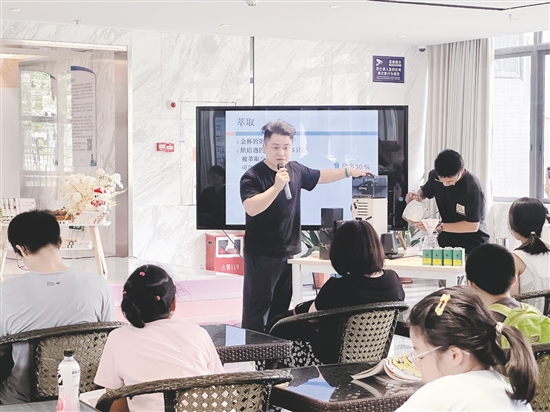 分享會(huì)以書會(huì)友、以咖傳情，為現(xiàn)場親子家庭演繹了一場沉浸式的“書咖”對話。