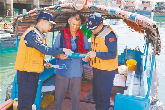 黨員干部在沙堤漁港宣講安全生產(chǎn)知識。