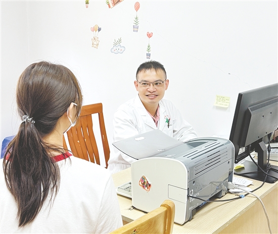 范魯為來訪者疏導(dǎo)情緒。