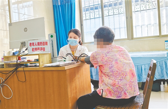 蘇鈺云細(xì)致地為患者調(diào)整用藥，并答疑解惑。