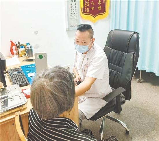 邱超合為患者看診。