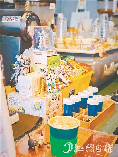 “源石珈啡”店內(nèi)擺放了客人珍藏的手辦，咖啡香里藏著童心與回憶。