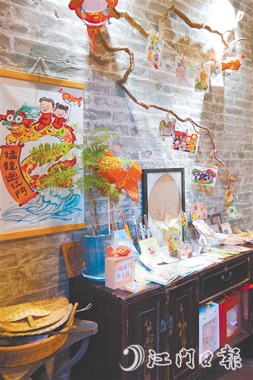 “黃家巷9號咖啡”店內(nèi)展示了各種五邑文創(chuàng)產(chǎn)品。