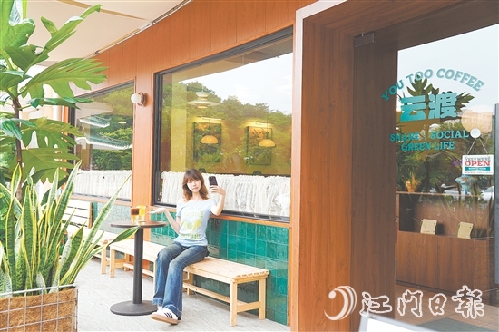 “云渡咖啡”以法式自然風(fēng)為設(shè)計基調(diào)，隨便一拍，都是森系電影大片的感覺。