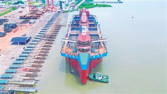 中交四航局江門航通船業(yè)有限公司接連打造了一系列世界級(jí)重器。圖為全球首艘自航式水體自然交換型深遠(yuǎn)海養(yǎng)殖工船“灣區(qū)伶仃”號(hào)。