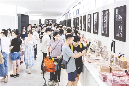 位于開平市塘口鎮(zhèn)的先鋒天下糧倉書店游人如織。