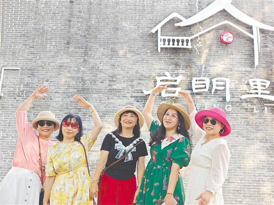 不少游客趁著假期前來蓬江區(qū)啟明里游玩打卡。