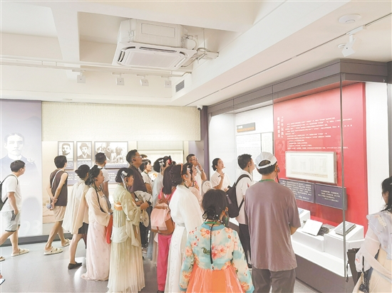 慕名到梁啟超故居紀(jì)念館參觀的游客絡(luò)繹不絕。