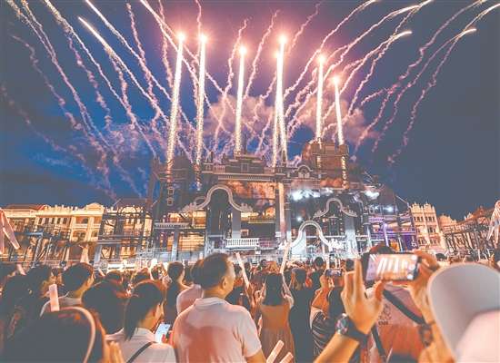 暑假期間，赤坎華僑古鎮(zhèn)推出夏日焰火音樂會，為游客帶來更豐富的游玩體驗。