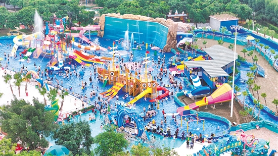 江海區(qū)長廊生態(tài)園水上樂園游客眾多，“熱度”十足。景區(qū)供圖