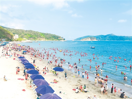 夏日炎炎，不少游客來到臺山市川島鎮(zhèn)川山群島沖浪消暑。川島鎮(zhèn)供圖
