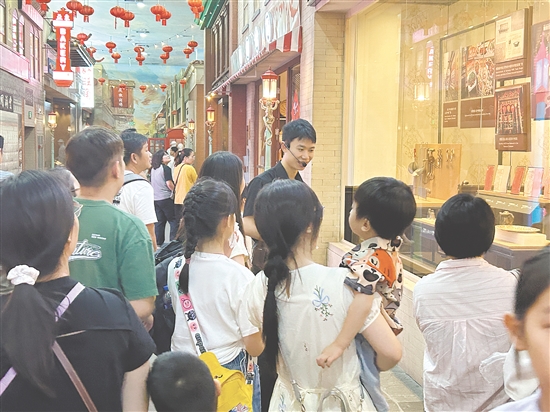 中國僑都華僑華人博物館吸引眾多市民游客前來參觀。