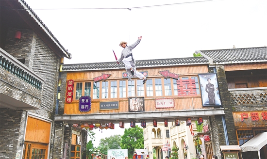 江門(mén)古勞水鄉(xiāng)旅游區(qū)《黃飛鴻與十三姨》表演。