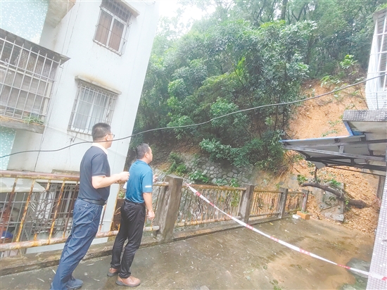 災害發(fā)生后，市、縣兩級應急管理及相關部門成立調(diào)查組開展應急調(diào)查，使用無人機等設備對現(xiàn)場山體、房屋等情況進行勘探。