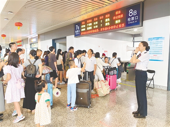 江門站做好服務(wù)保障工作，加強高峰時段客流疏導。