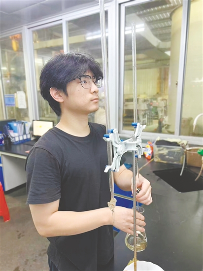 向濤在實驗室，使用滴定法測試溶液酸堿度。