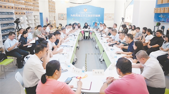 聚焦人工智能賦能教育高質(zhì)量發(fā)展，出席人員各抒己見(jiàn)。